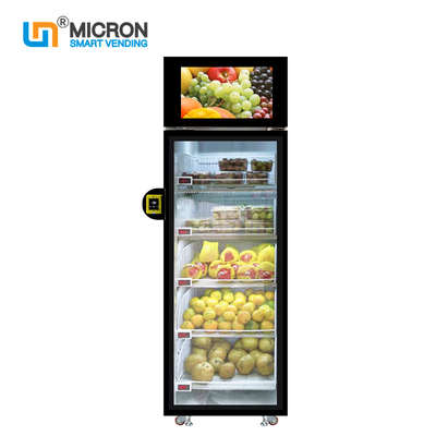 انتزاع الثلاجة الذكية والذهاب إلى آلة البيع مع قارئ بطاقة القفل الكهربائي لفتح الباب بالفاكهة والخضروات