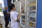 انتزاع الثلاجة الذكية والذهاب إلى آلة البيع مع قارئ بطاقة القفل الكهربائي لفتح الباب بالفاكهة والخضروات