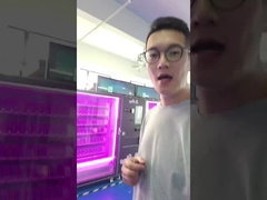 اثنان في آلة بيع كبيرة