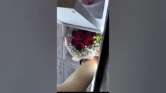 آلة بيع الزهور الطازجة في الحقل