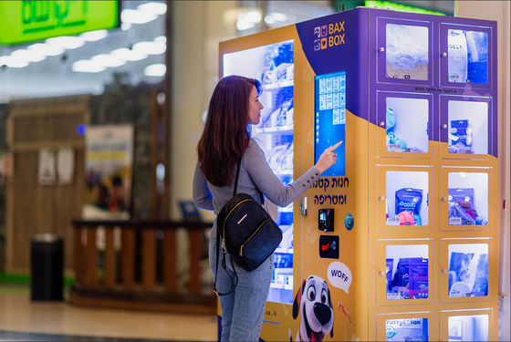 آلة بيع الباب الزجاجي 220 فولت للوجبات الخفيفة المعبأة الكبيرة 400 واط كفاءة السعة